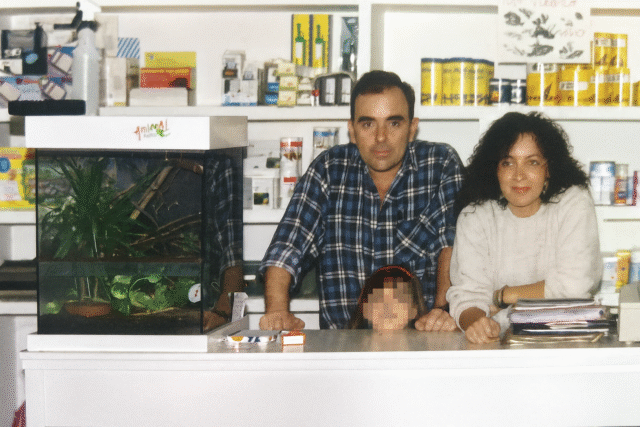 Pareja y niña en tienda de mascotas